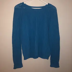 Säljer denna blåa stickade superfina tröja från size&needle i stl M men är ganska oversized men färgen är så snygg och cool. Används tyvärr inte längre 