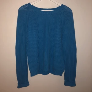 Blå stickad tröja - Säljer denna blåa stickade superfina tröja från size&needle i stl M men är ganska oversized men färgen är så snygg och cool. Används tyvärr inte längre 