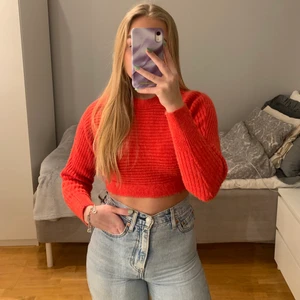 Röd/orange stickad tröja från Na-kd - Superfin croppad, röd/orange stickad tröja från Nakd. Aldrig använd. Priset är exkl frakt!