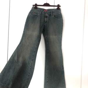 Lågmidjade baggy jeans från surfmärket Rip Curl. Har inga bilder på då de är för små! Står stl 40 i jeansen, men de är snarare en 34-36:a. Midjemått: 73cm. Innerbenslängd: 83cm. Passar bäst på XS-S ❤️