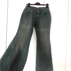 Low waist jeans - Lågmidjade baggy jeans från surfmärket Rip Curl. Har inga bilder på då de är för små! Står stl 40 i jeansen, men de är snarare en 34-36:a. Midjemått: 73cm. Innerbenslängd: 83cm. Passar bäst på XS-S ❤️