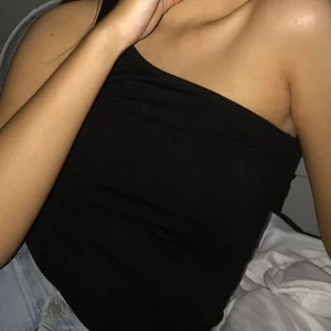 Topp - 🖤Säljer denna ribbade croppade toppen då den blivit för liten för mig. Toppen är i storlek XS men skulle säga att den sitter som en LITEN XS.                                                             Den är endast använd vid ett tillfälle, så den är i nyskick.                                                                         📦 Köparen står för frakten.