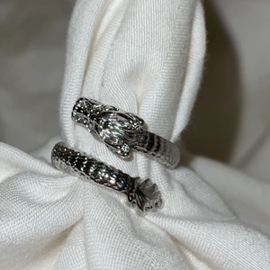 Silverring drake - Inte äkta silver, däremot otroligt bra kvalite☺️