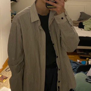 Svart & Vit randig skjorta  - Svart & Vitrandig skjorta. Storlek M så är en nice oversize om du är XS eller S, men passar såklart bra om du har M också:) Går att matcha till typ allt och i väldigt bra skick! Köpare betalar frakt.