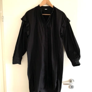 Skjortklänning från Arket - Söt skjortklänning från Arket. Volang på axlarna.  I jättefint skick. 100% bomull