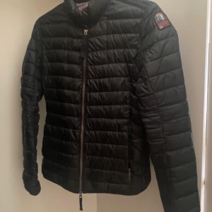 Para Jumper - Säljer denna Para Jumper jackan. Jackan är köpt i våras för 3999kr från butiken Johnells. Jackan är knappt använd då jag har en liknande. Jackan är som ny och har inga skador. 