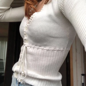 Vintage vit tröja - Supergullig vit tröja med mycket fina detaljer💕 Säljer pga. att den inte kommer till användning. Buda i kommentarerna eller skriv privat!