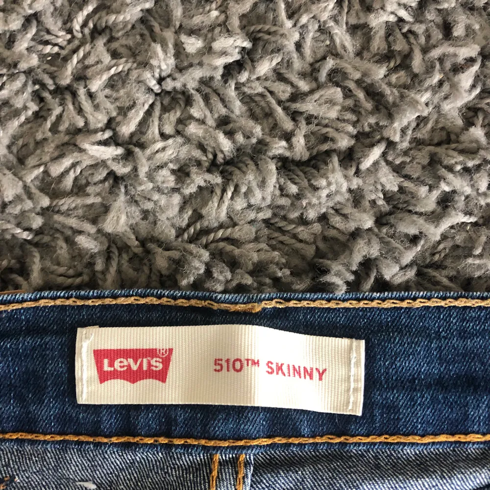 Ett par nästan helt oanvända Levis jeans i storlek 14A. I väldigt bra skick. Köpta för 500kr säljer därför dessa för 300kr + frakt . Jeans & Byxor.
