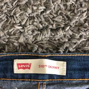 Ett par nästan helt oanvända Levis jeans i storlek 14A. I väldigt bra skick. Köpta för 500kr säljer därför dessa för 300kr + frakt 