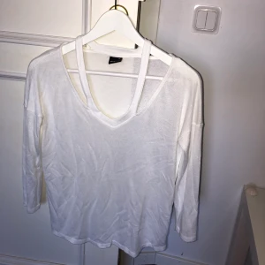 Tröja - Vit tröja från Ginatricot med detalj vid nyckelbenen. Aldrig använd. Strl XS