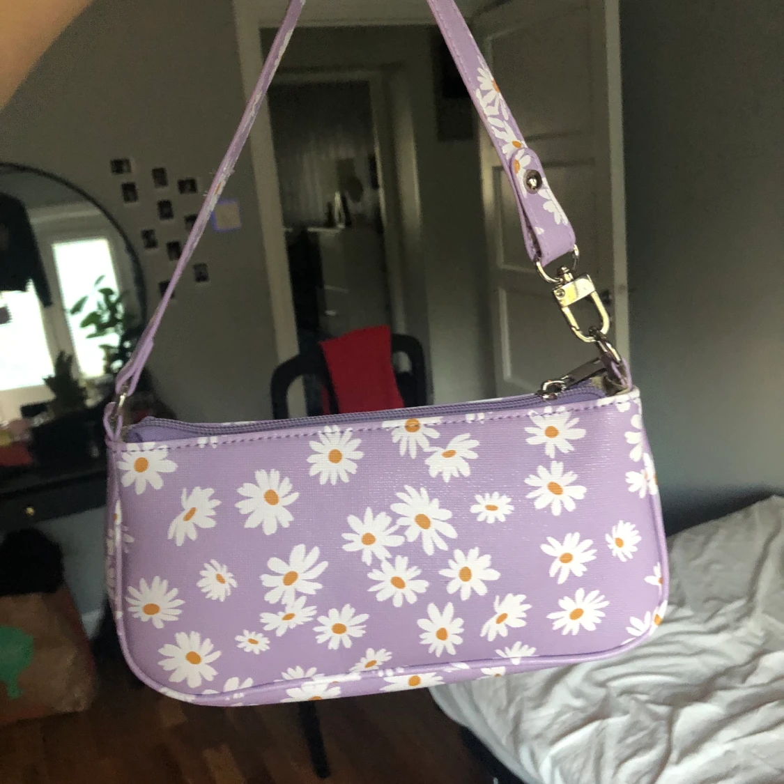 Lila väska med blommor