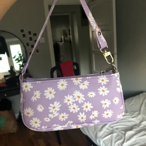 Lila väska med blommor - En liten söt väska 
