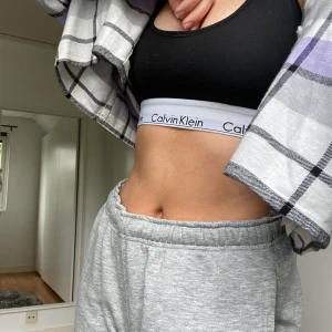 Calvin Klein top - Bra skick, stretchig resår kant med loggan på, orginalpris=380kr