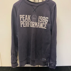 Peak performance sweatshirt  - Sweatshirt i en fin marinblå färg med vitt tryck 