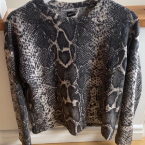 ormtröja - enkel tröja som inte kom till användning🐍