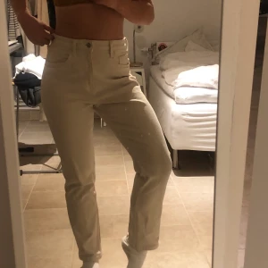Beige jeans - Världens bästa material! Helt nya jeans från H&M men för stora. Vi delar frakt 😘