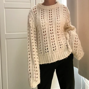 Stickad tröja - Luftig, stickad tröja. Knappt använd. Kan mötas upp i Stockholm eller så står köparen för frakt.  