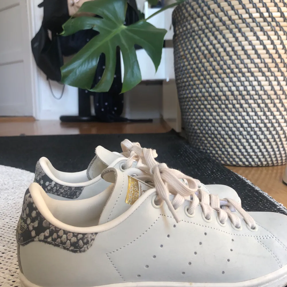 Jag säljer mina nästan oanvända stan Smith skor, har använt Max 2 ggr så det är som nyskick. Säljer pga lite försmå så jag kan inte använda dom vilket är synd då jag tycker att dom är så fina och passar nästan till allt! Startpris 450kr nypris 1000kr😁😁. Skor.