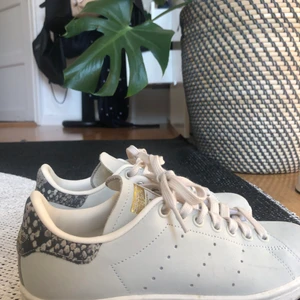 Stan Smith skor - Jag säljer mina nästan oanvända stan Smith skor, har använt Max 2 ggr så det är som nyskick. Säljer pga lite försmå så jag kan inte använda dom vilket är synd då jag tycker att dom är så fina och passar nästan till allt! Startpris 450kr nypris 1000kr😁😁