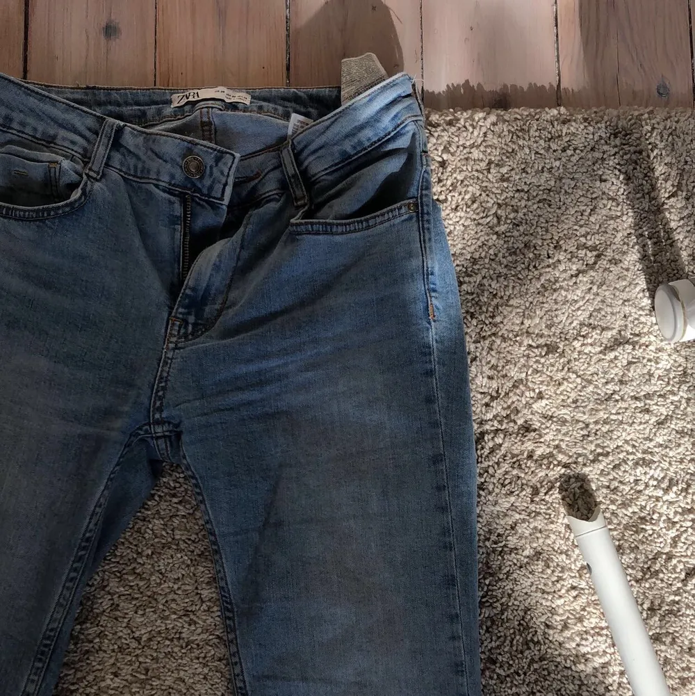Supersnygga bootcut jeans som passar till allt, jättemörkt och skönt material. Storlek 38 men sitter mer som en liten S.. Jeans & Byxor.