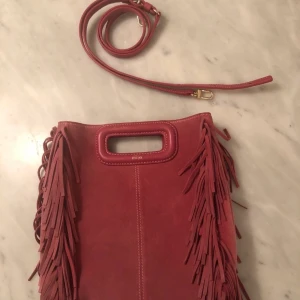 Rosa Maje väska - Säljer min rosa Maje väska då jag rensar min garderob. Den är använd men är i väldigt bra skick 