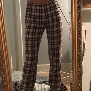 Pyjamasbyxor - Rutiga pyjamasbyxor helt enkelt! :) Jättesköna men behöver rensa ut min garderob 🥺 stl 152 barn... men passar nog xxs/xs (är 162 & bär xs) +frakt 31kr