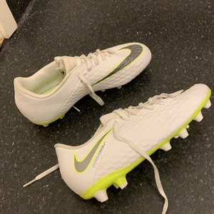 Fotbollsskor - Jättefina fotbollsskor i bra skick,använt få gånger.                   Storlek 37,5.Finns i Växjö.Köparen står för frakten.(Frakten ingår inte i priset).