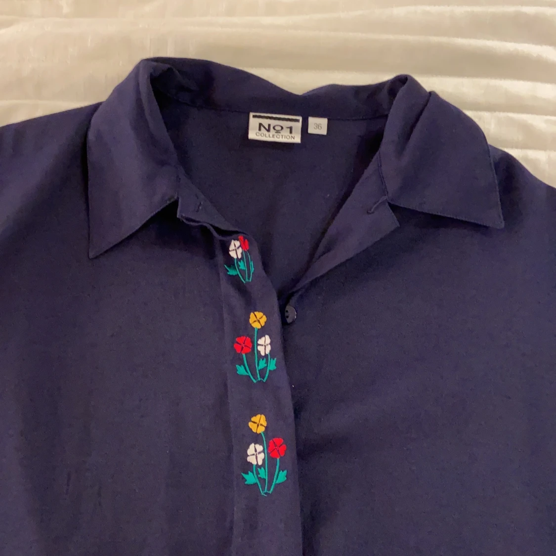 Mörkblå skjorta med broderade blommor - 91