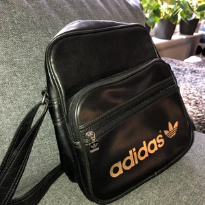 Adidas väska  - Fin väska från Adidas, perfekt till skolan. Välanvänd men i begagnat skick.  Har ett band man kan ha över axeln.  Köparen står för frakten🦋✨