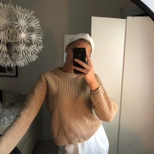 Stickad tröja  - Stickad beige tröja från Gina,strl S och använd fåtal gånger 