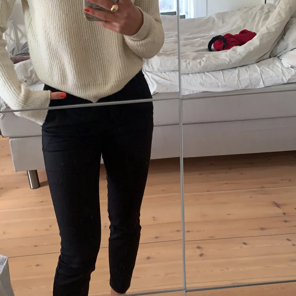 Kostymbyxor från zara med fickor. Buda från 90kr🦋🥰kunden står för frakt men kan mötas upp i umeå💖. Jeans & Byxor.