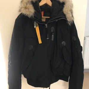 Parajumpers vinterjacka  - Parajumpers vinterjacka, svart. Strl: XL. Köpt för 9500kr, kvitto finns. Knappt använd.