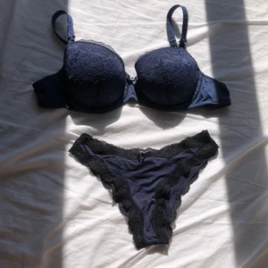 Underkläders-set från hunkenmöller  - Säljer en bh och ett par oanvända trosor från hunkenmöller då de är försmå för mig.  Riktigt bra skick använt bh:n 4 ggr och den satt som en smäck . Trosorna provade 1 gång va försmå men nå sjukt skönt material 