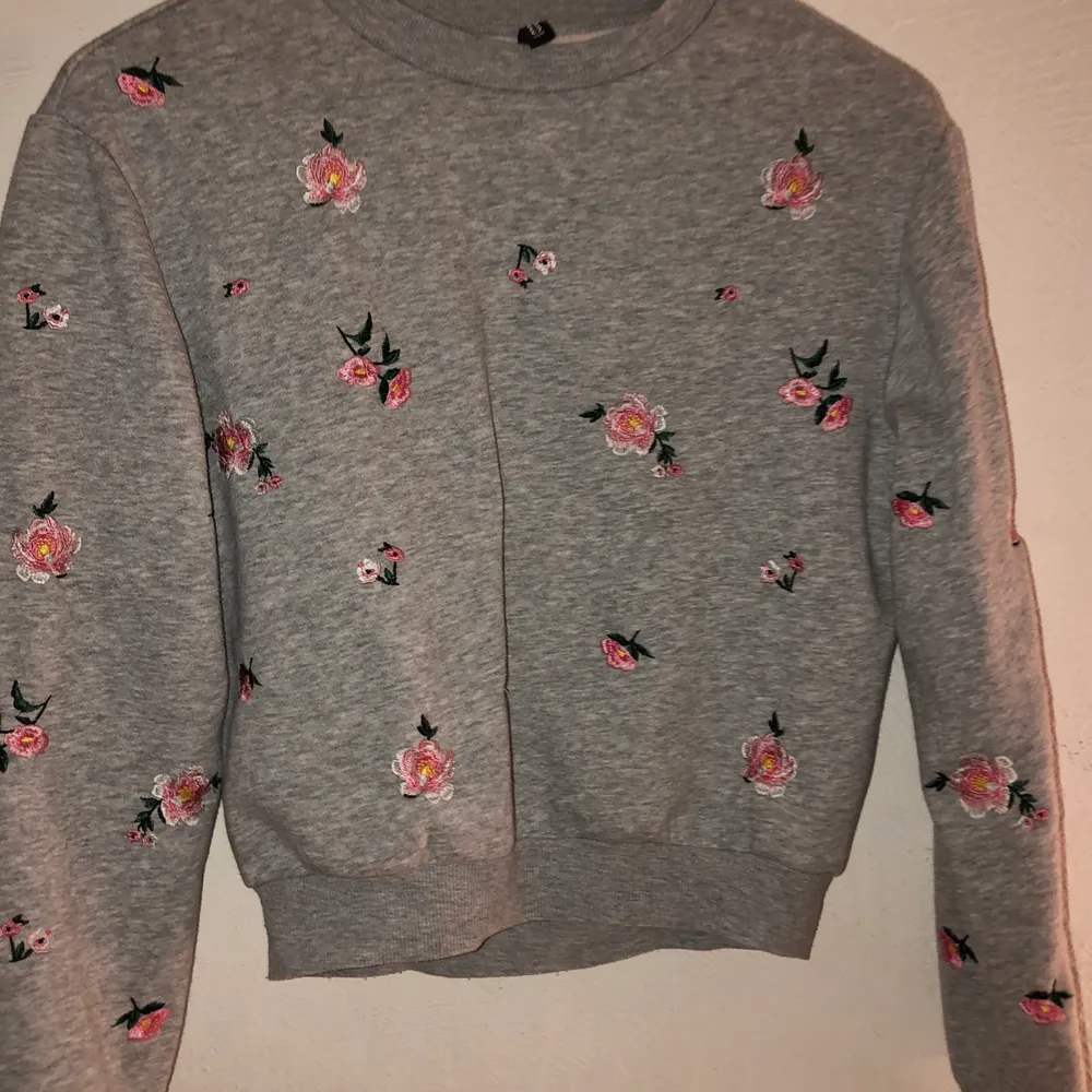 Grå blommig sweatshirt i jätte fint skick.. Tröjor & Koftor.