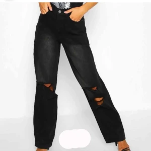 Svarta jeans från bohoo strlk.38 - Säljer dessa jeansen från bohoo då jag beställt ett par liknande💕 i väldigt bra skick, dom är även långa jag är (175cm) och sitter tajt i midjan💕