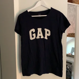 Marinblå T-shirt  - En marinblå T-shirt i storlek L. Väldigt fint skick men tyvärr inte min stil längre.