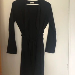 Tunn kappa  - Jättefin tunn vår/sommar kappa från Cubus🌸den var väldigt populär och är frf nog och är väldigt stilig💕använd ca 5 gånger då jag inte känt att den kommit till användning✨köparen står för frakt🌸nypris 500kr