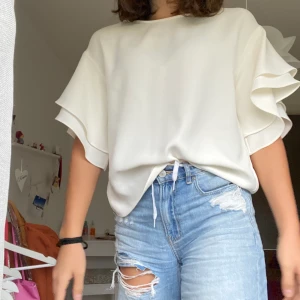 Vit blus med vid ärm - Extremt fin, men tyvärr inte riktigt min stil längre! 