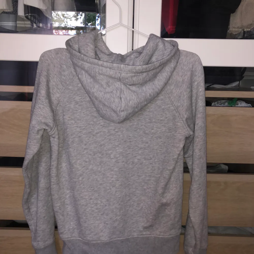 En grå Gant hoodie i storlek 146/152, passar även någon med storlek 32 i damstorlek (då jag är det) ☺️ Inte använd särskilt mycket så fortfarande fräsch och fin ☺️ kan hämtas i Hässleholm, ska den skickas står köparen för frakten. . Hoodies.