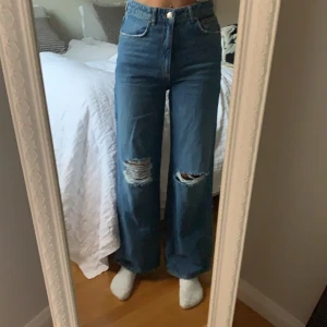 Idun raw wide jeans, Ginatricot - Mörkblå vida Ginatricot jeans med hål på knäna, säljer pga inte min stil, endast använda 1 gång, 400+63kr spårbar frakt eller högst bud, de är i strl 36 och är långa i benen, modellen heter Idun raw wide jeans