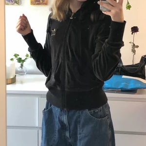 Adidas sweatshirt  - Svart vintage adidas sweatshirt. Vet inte vilken storlek men känns som s.