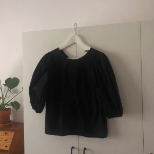 Blus med puffärm - Jättevacker blus med puffärmar och knytning i nacken från H&M i storlek M! Använd ca 2 gånger så den är precis som ny! 💕💕 frakten ingår i priset!