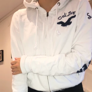 HOLLISTER kofta - Jätte skön vit kofta! 