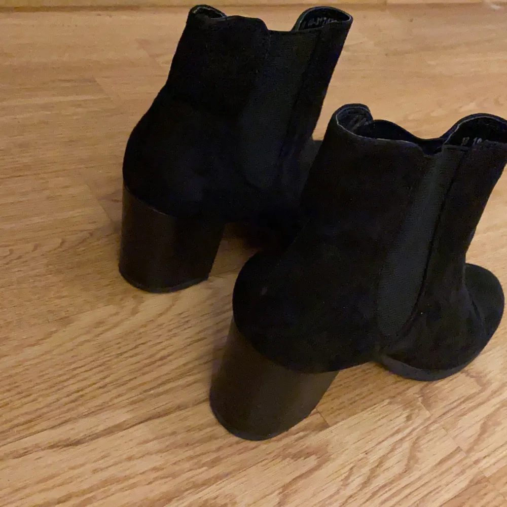 Boots Everyday Heel i klassisk modell med klack. Skafthöjd 11 cm, klackhöjd 5,5 cm.  . Skor.