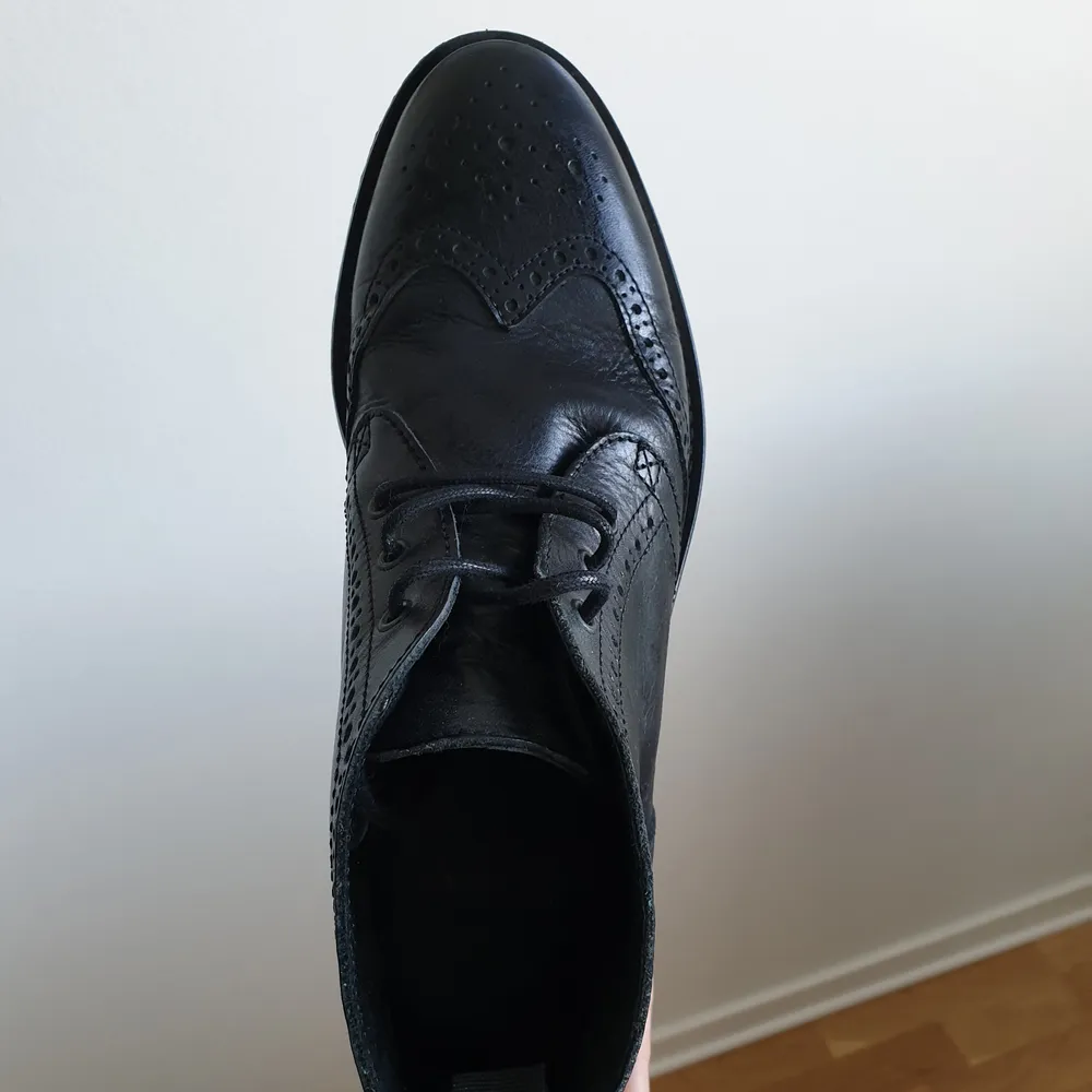 Mens black brogues with laces  - worn only once - size 43. Skor.