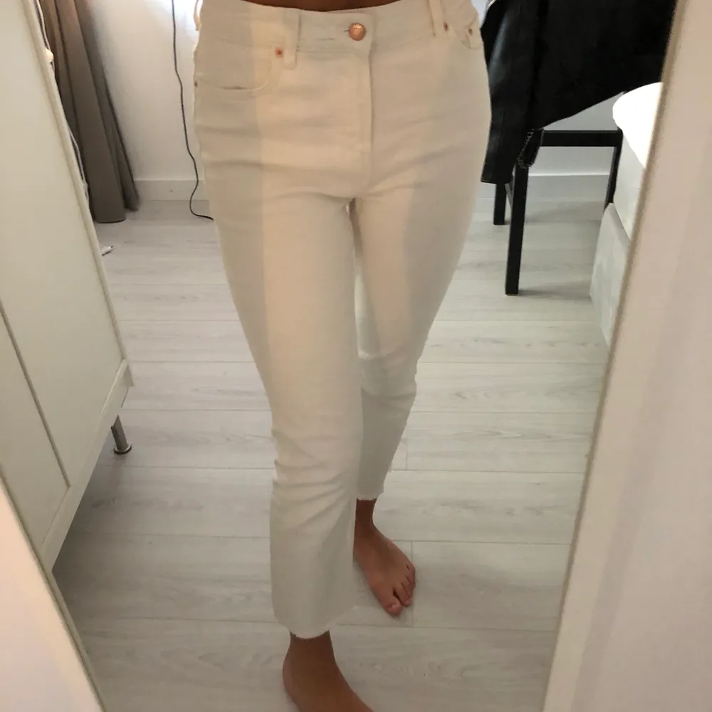Vita jeans i strl M från bershka,jag är 175 cm lång. Jeans & Byxor.