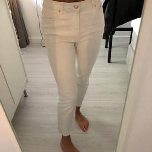 Vita jeans i strl M från bershka,jag är 175 cm lång