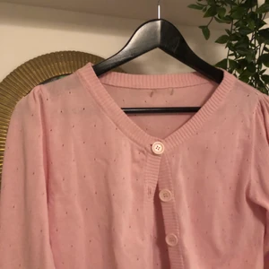 Rosa kofta  - Super söt rosa kofta med små detaljhål och små söta fickor. Vet ej märket då den är inhandlad på second hand. Köparen står för frakt🥰