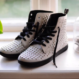 Dr Martens Shorestud - Dr Martens, veganska i grå tyg med nitar. Stl 40 (uk 6.5). Oanvända. Buda i kommentarerna!