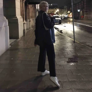  - Skinnkappa/jacka i äkta skinn. Köpt secondhand men kommer inte riktigt till användning hos mig. Den e oversize på mig och passar XS/S/M/L beroende på vad man vill ha för passform   Köparen står för frakt